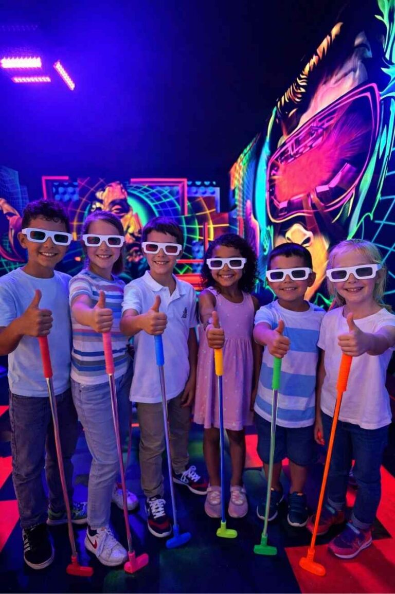 Kinder feiern Kindergeburtstag beim 4D Schwarzlicht Minigolf in Kiel