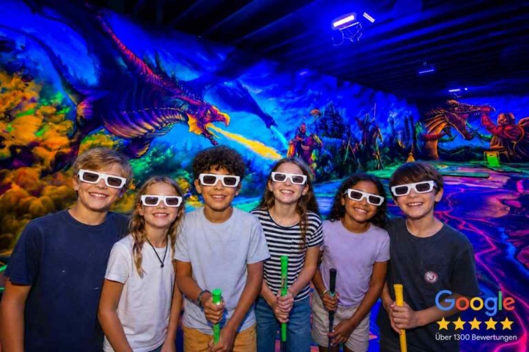 Schulklasse beim Schulausflug in Kiel spielt Schwarzlicht Minigolf