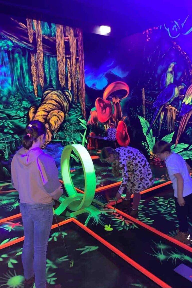 Schulklasse erlebt gemeinsamen Schulausflug in Kiel beim Minigolf