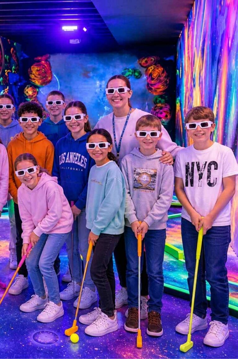 Eine Schulklasse beim Schulausflug in Kiel beim 4D Schwarzlicht Minigolf
