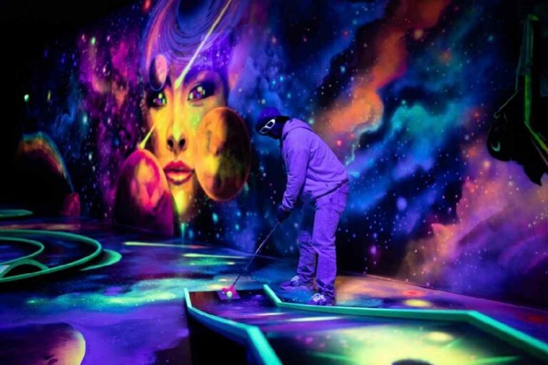 Auf einer ausergewöhnlichen Minigolfbahn wird gespielt in Kiel beim 4D Minigolf