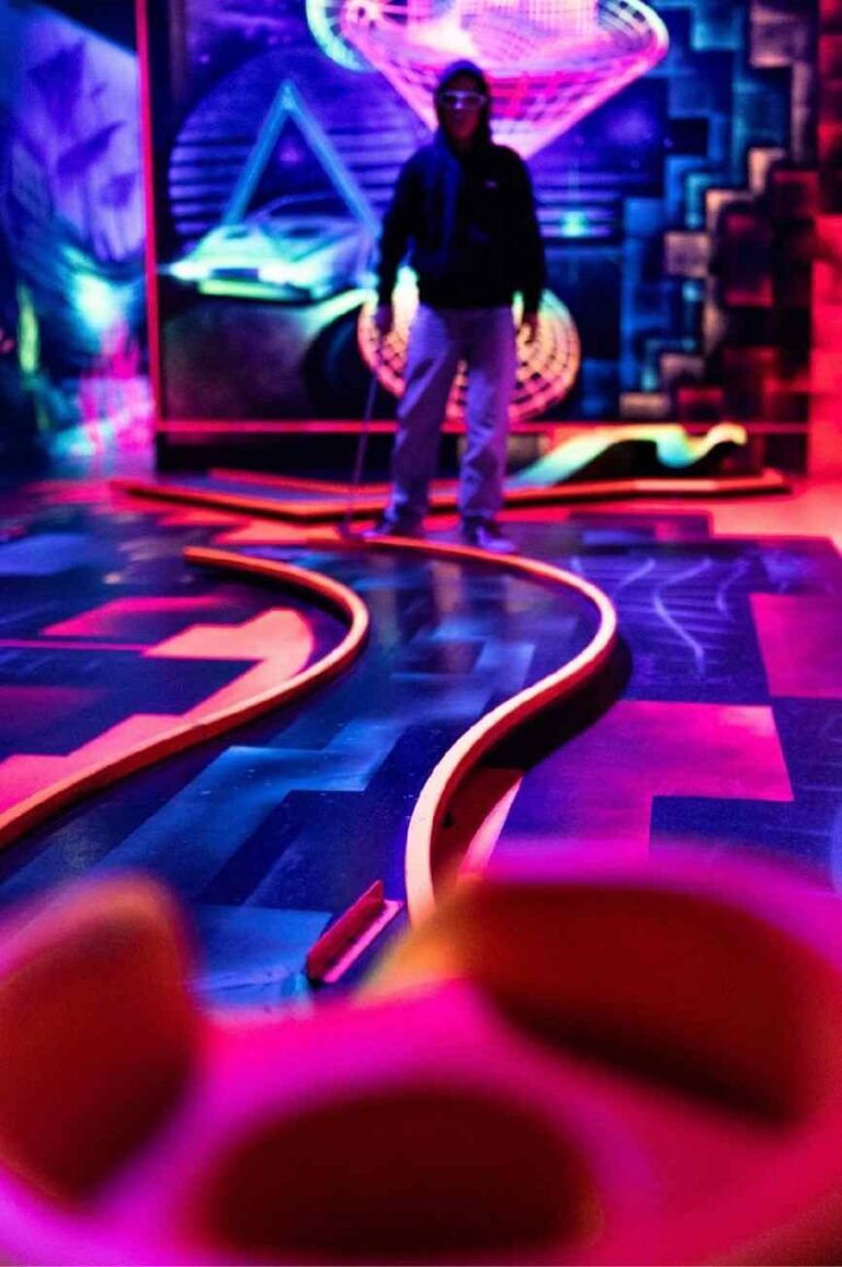 schwarzlicht Minigolf in Kiel buchen