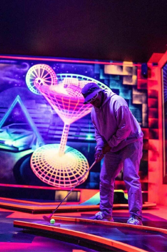 Minigolf Spiel unter Schwarzlicht in Kiel mit Freunden