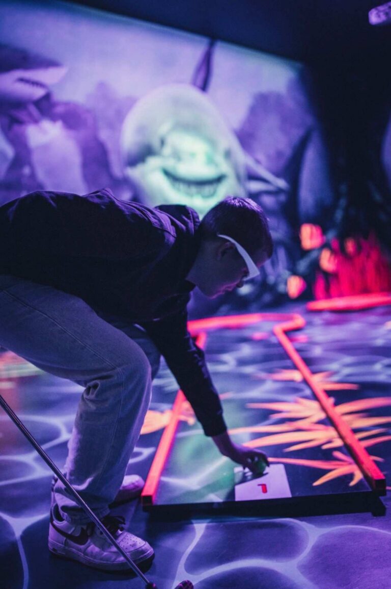 Indooraktivitäten in Kiel - Schwarzlicht Minigolf