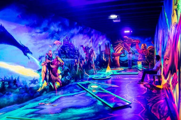 Ritter und Drachen Minigolf Bahn im Schwarzlicht in Kiel mit Burg und Mittelalter Szene
