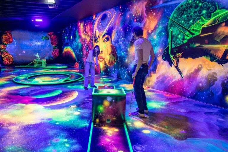 4D Schwarzlicht Minigolf Anlage in Kiel mit leuchtenden Farben und 3D Effekten